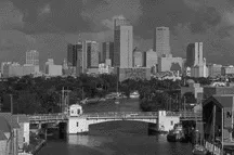 Skyline van een stad aan het water